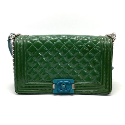 Chanel boy cuir vernis vert
